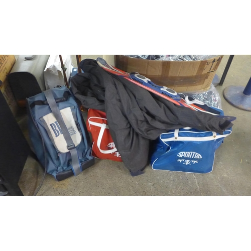 2325 - A pair of Head Ezon ski boots in a Big Air carry bag, a pair of Tecnica GT1 ski boots in a carry cas... 