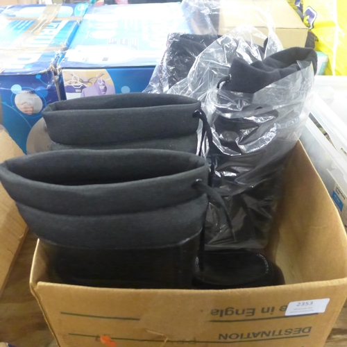 2353 - 2 Pairs of men's size 9 Derry boots