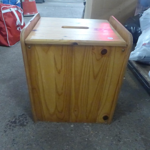 2368 - A pine storage box