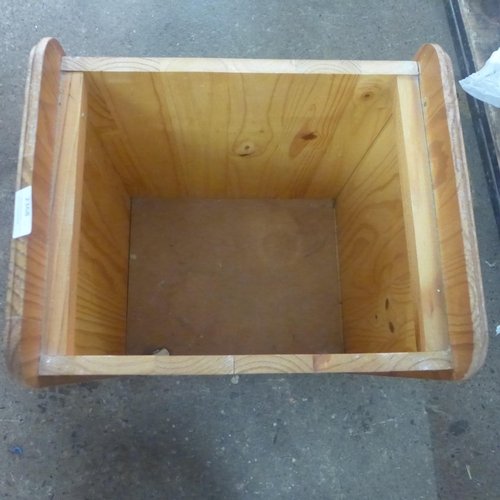 2368 - A pine storage box