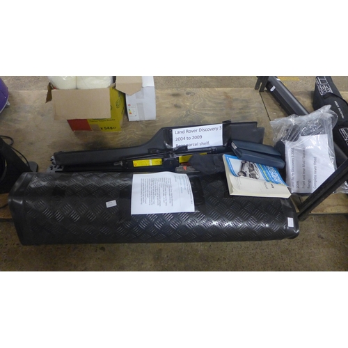 2374 - A quantity of assorted land rover items including tailored boot liner/tray for a Discovery 3/4, 2004... 