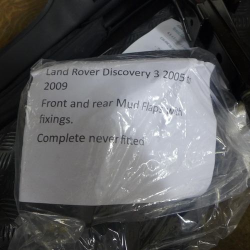 2374 - A quantity of assorted land rover items including tailored boot liner/tray for a Discovery 3/4, 2004... 