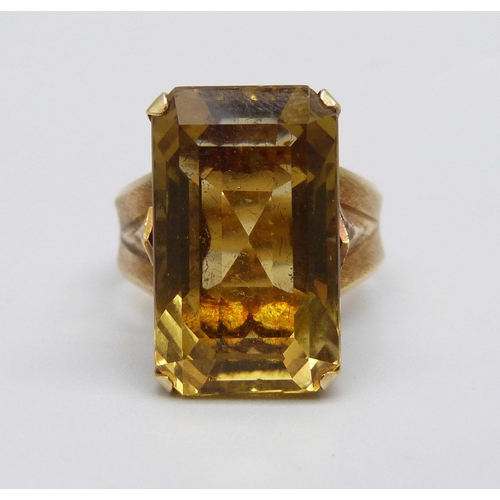 1006 - An 18ct gold ring set with a citrine, 6.6g, N