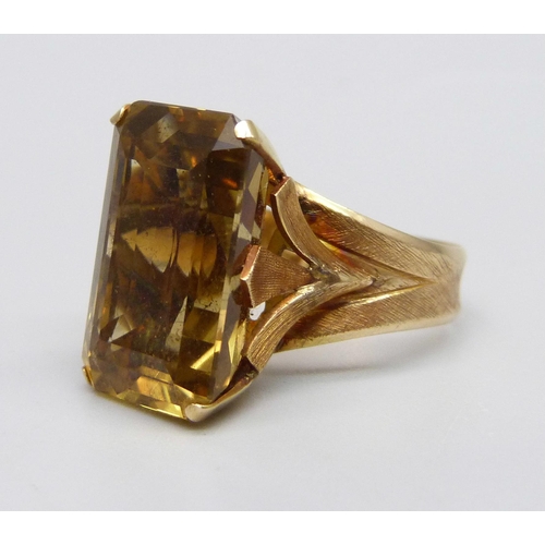 1006 - An 18ct gold ring set with a citrine, 6.6g, N