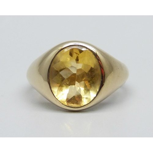 1014 - A gentleman's 9ct gold and citrine ring, 7g, K, (possibly replacement stone, point of stone protrude... 