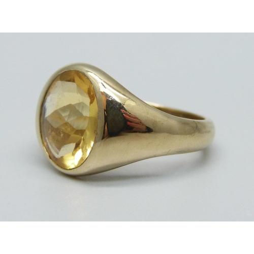 1014 - A gentleman's 9ct gold and citrine ring, 7g, K, (possibly replacement stone, point of stone protrude... 