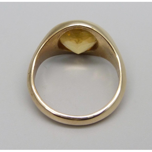 1014 - A gentleman's 9ct gold and citrine ring, 7g, K, (possibly replacement stone, point of stone protrude... 