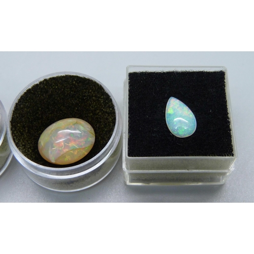 1015 - Three unmounted opals, 2.6g