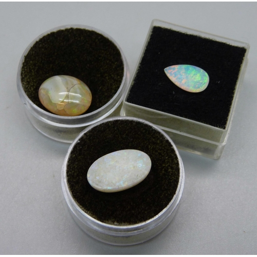 1015 - Three unmounted opals, 2.6g