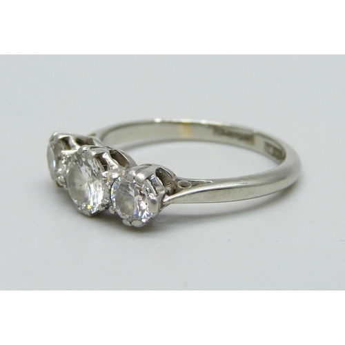 1020 - A platinum set three stone diamond trilogy ring, approximately 1 carat diamond weight, 3g, M