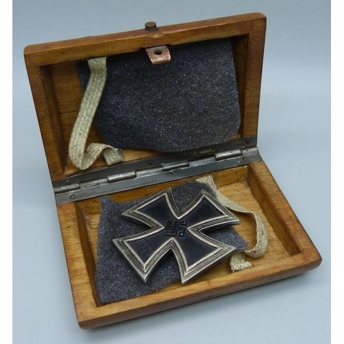 1027 - A German WWII 1st Class Iron Cross medal, in a treen box