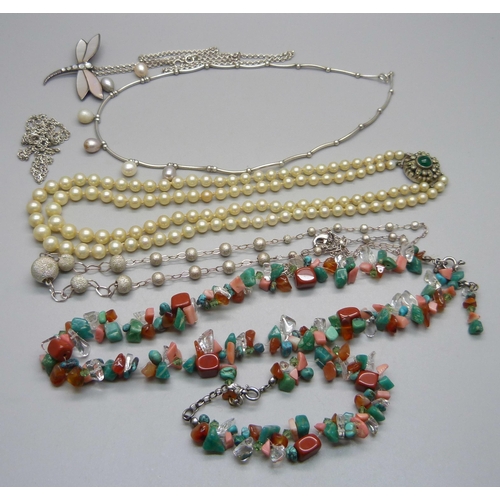 1038C - Costume jewellery, bracelets and necklaces