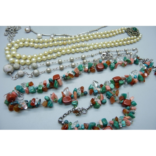 1038C - Costume jewellery, bracelets and necklaces