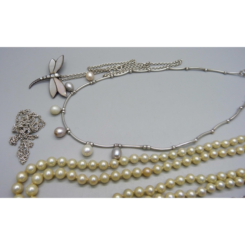 1038C - Costume jewellery, bracelets and necklaces