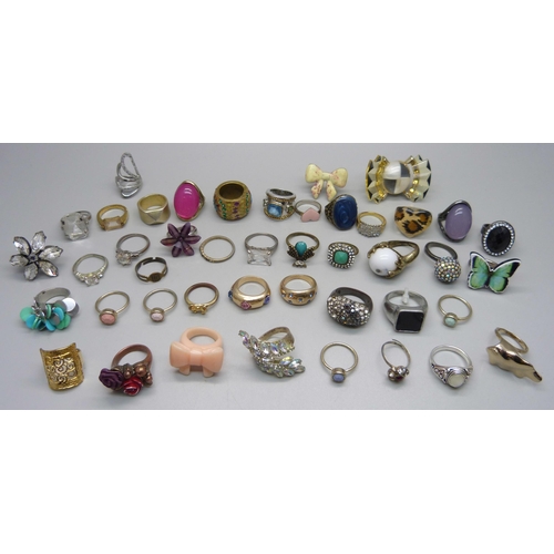 1038D - A bag of fashion rings