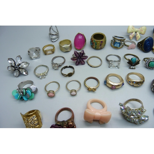 1038D - A bag of fashion rings