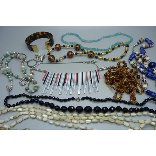 1038E - Two bags of contemporary and vintage costume jewellery