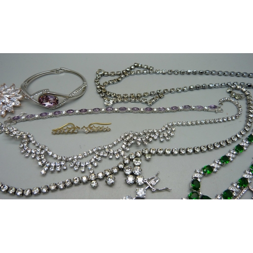 1051 - A collection of paste set jewellery