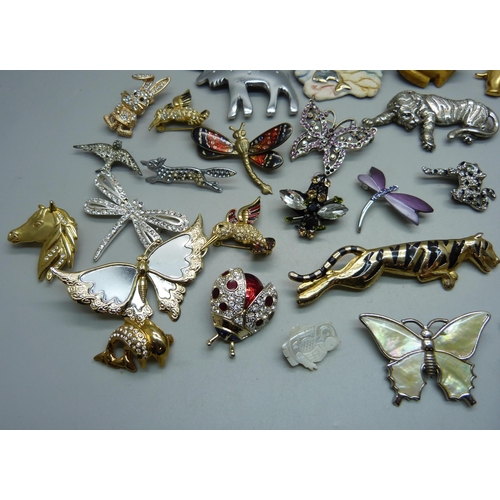 1053 - Thirty animal and butterfly brooches