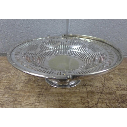 1066 - A silver plated pierced cake stand with handle