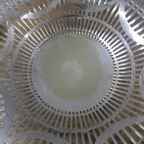 1066 - A silver plated pierced cake stand with handle