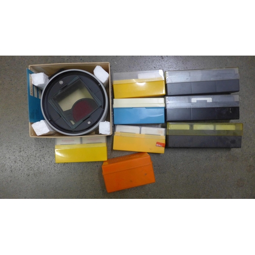 1075 - A box of mixed photographic slides and a slide viewer **PLEASE NOTE THIS LOT IS NOT ELIGIBLE FOR POS... 