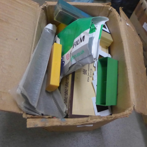 1075 - A box of mixed photographic slides and a slide viewer **PLEASE NOTE THIS LOT IS NOT ELIGIBLE FOR POS... 