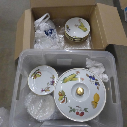 1096 - Royal Worcester Evesham, 25 pieces, 4 setting plus tureen **PLEASE NOTE THIS LOT IS NOT ELIGIBLE FOR... 