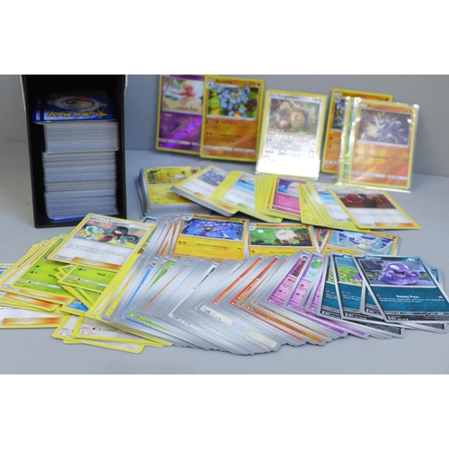 621 - Over 500 assorted Pokemon cards in ETB box, some shiny cards