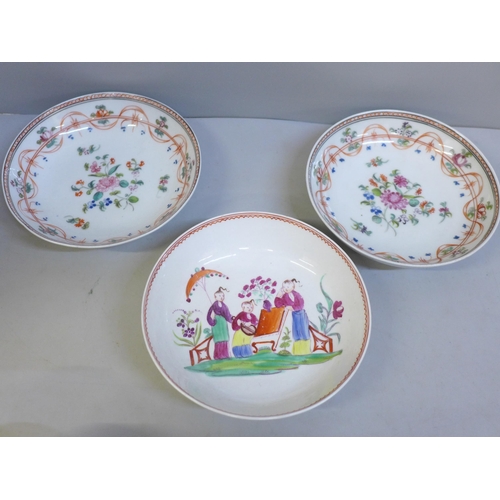 623 - A pair of New Hall tea bowls and saucers, and a New Hall chinoiserie tea bowl and saucer, all late 1... 