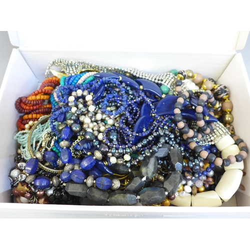 625 - A box of costume jewellery