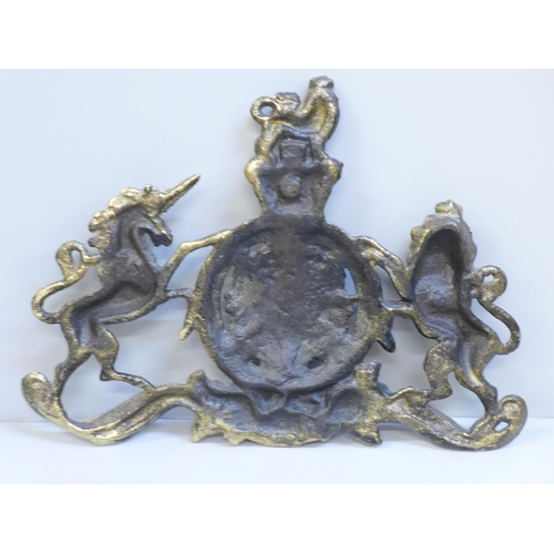 639 - A Victorian brass Royal Coat of Arms plaque, 28cm