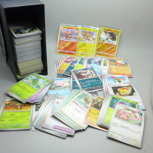 647A - Over 500 assorted Pokemon cards in ETB box, some shiny cards