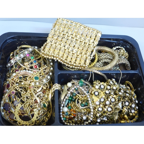 650 - Gold tone jewellery