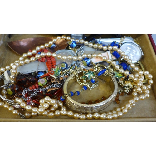 674 - A case of costume jewellery