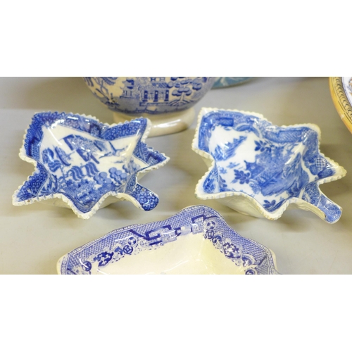 699 - Three late 18th Century blue and white  Willow pattern leaf shaped pickle dishes, a Willow pattern j... 