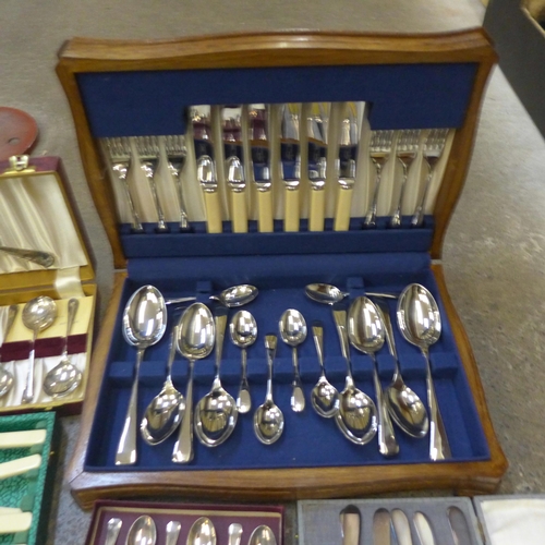 720 - A canteen of cutlery and other boxed flatware