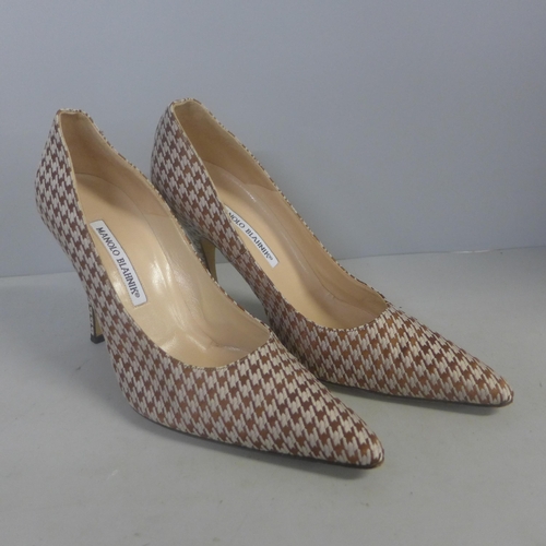 735 - A pair of lady's Manolo Blahnik houndstooth check shoes, size 39.5