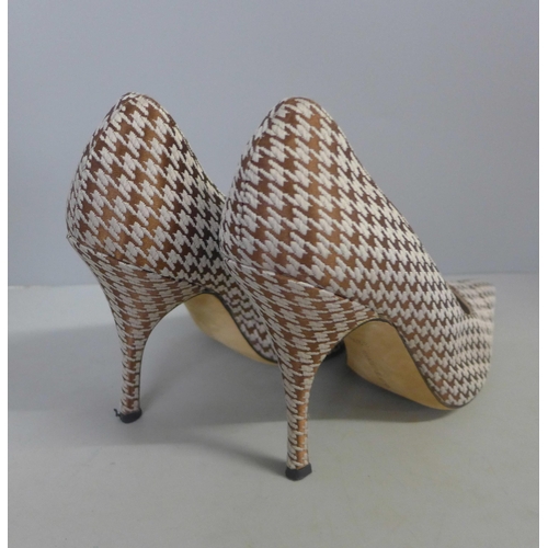 735 - A pair of lady's Manolo Blahnik houndstooth check shoes, size 39.5