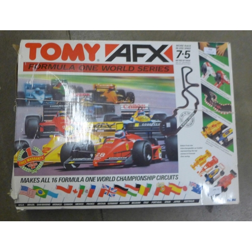 752 - A Tomy Formula 1 World Series racing car set