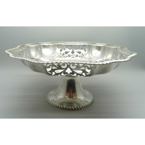 812 - A silver pedestal bowl, Sheffield 1910, with inscription, 568g, 25cm across