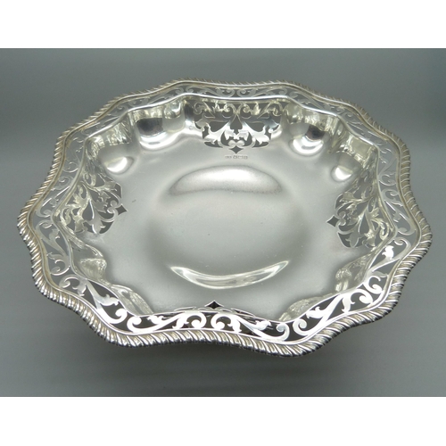 812 - A silver pedestal bowl, Sheffield 1910, with inscription, 568g, 25cm across