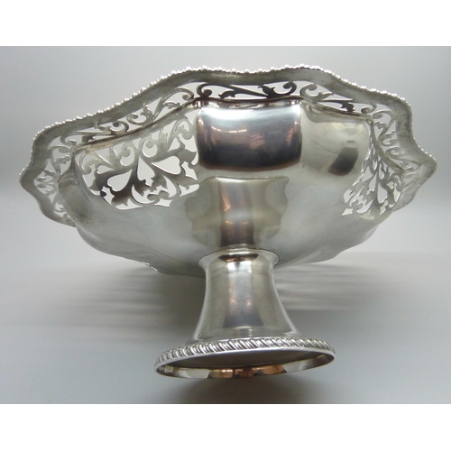 812 - A silver pedestal bowl, Sheffield 1910, with inscription, 568g, 25cm across