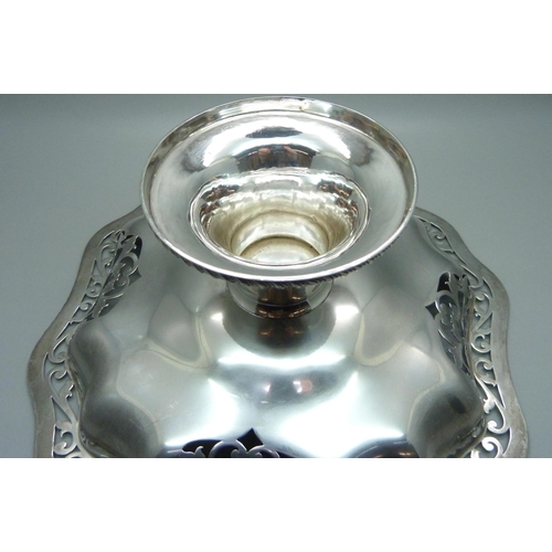 812 - A silver pedestal bowl, Sheffield 1910, with inscription, 568g, 25cm across