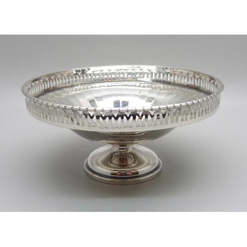 813 - A pierced and faceted pedestal bowl, Birmingham 1926, 54g, diameter 11cm