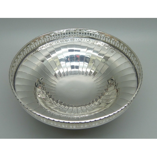 813 - A pierced and faceted pedestal bowl, Birmingham 1926, 54g, diameter 11cm