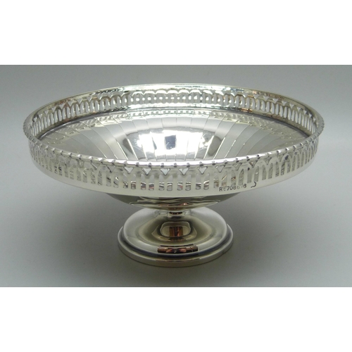 813 - A pierced and faceted pedestal bowl, Birmingham 1926, 54g, diameter 11cm