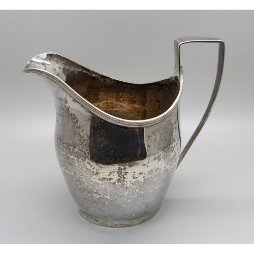 820 - A Georgian silver cream jug, 101g