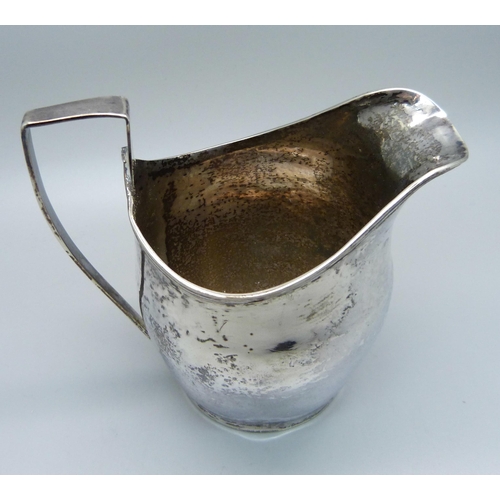 820 - A Georgian silver cream jug, 101g