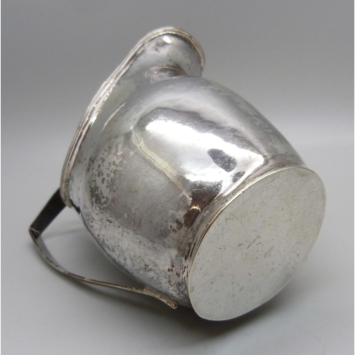 820 - A Georgian silver cream jug, 101g